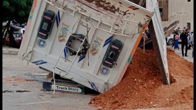 بعد مصرع سيدة وإصابة 4 آخرين.. جهات التحقيق تعاين موقع حادث انقلاب سيارة نقل بالمقطم 