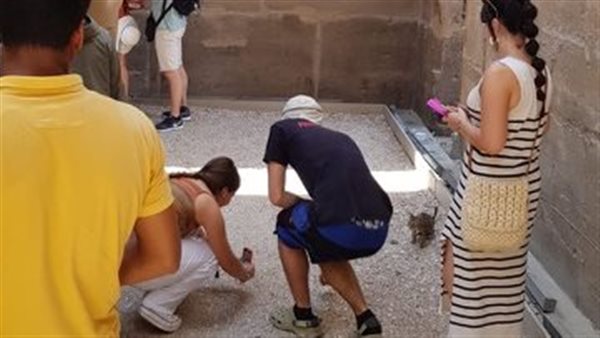 السائحون يلعبون مع