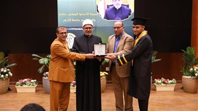 رئيس جامعة الأزهر يشهد تخريج دفعة جديدة بكلية الشريعة والقانون في القاهرة  