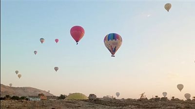 لأول مرة منذ نشأته.. 70 رحلة بالون طائر تقل 1600 سائح بسماء الأقصر اليوم