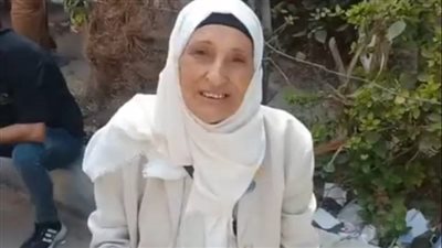 مُسنة تحمل صورة السيسي خلال تحريرها توكيلا له بالإسكندرية: ربنا أنعم على الشعب به | بث مباشر