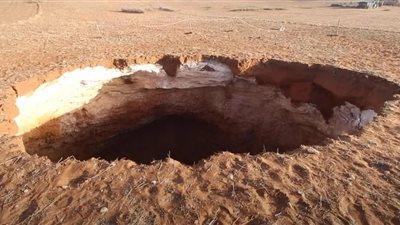 ظهرت بعد الزلزال.. حفرة ضخمة تثير الذعر في المغرب
