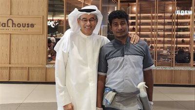 رجل الأعمال محمد العبار يلتقط صورة مع عامل نظافة.. ويؤكد: محمد سبب رقي دبي مول 