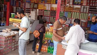 تحرير 286 محضرًا متنوعًا للسلع الغذائية المخالفة بأسوان