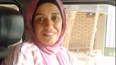 قصة كفاح سائقة تعمل بنقل الطلاب من وإلى الحضانة بالعمرانية: اتعلمت السواقة من أخو صحبتي| بث مباشر 