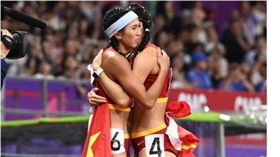 أزمة سياسية بسبب سباق 100 متر.. صورة للاعبتين تشير لمذبحة والسلطات تحظرها بالصين