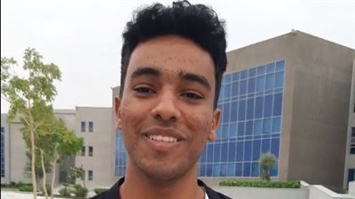 بدلة خلف الدهشوري.. طالب أسنان في المنيا يثير الجدل بجاكيت أصفر: كسرنا توتر الطلاب الجدد |بث مباشر 