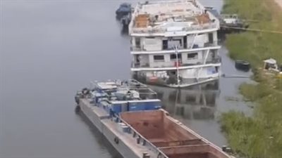 بعد تعرضها للغرق الجزئي.. وصول معدات لصيانة الباخرة النيلية في المنيا | بث مباشر