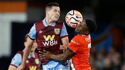 بيرنلي يضرب لوتن تاون بثنائية في الدوري الإنجليزي الممتاز