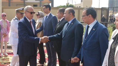 بمناسبة الذكرى الـ50 لانتصارات أكتوبر.. محافظ القليوبية يضع إكليلا من الزهور على النصب التذكاري للشهداء