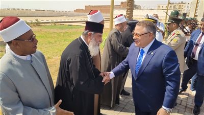 محافظ البحر الأحمر يضع إكليلا من الزهور على قبر الجندي المجهول احتفالا بأكتوبر