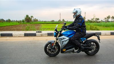 قبل رحلته لـ 8 دول بدراجته الكهربائية.. محافظ الفيوم يستقبل الرحالة علي عبده