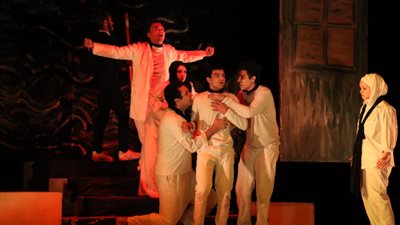 القطة العامية كوميديا سوداء تناقش قضايا الأبناء في رابع أيام المهرجان الختامي لنوادي المسرح