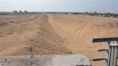 محافظ المنيا يعلن رفع درجة الاستعداد القصوى ويوجه بتطهير مخرات السيول