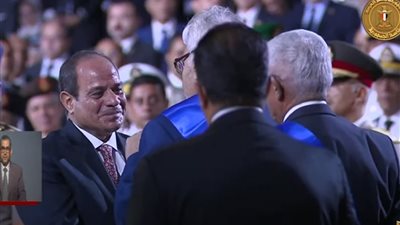 السيسي يلتقي 3 من أبطال معركة رأس العش في الندوة التثقيفية.. ويطالب الحضور بالوقوف تحية لهم | صور