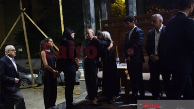 أسرة الراحل سعد الدين إبراهيم تتلقى العزاء بمسجد عمر مكر | صور