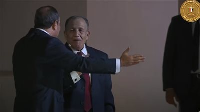 احترام وتقدير.. الرئيس السيسي يرفض المرور قبل أستاذه اللواء محمود طلحة خلال الندوة التثقيفية