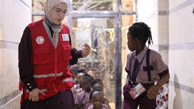 الهلال الأحمر يدرب طلاب 160 مدرسة مجتمعية على الجاهزية للطوارئ