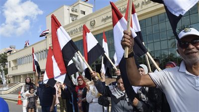 محافظ بورسعيد يضع إكليل الزهور على قبر الجندي المجهول.. وطلاب ومواطنون يرددون الأغاني الوطنية | صور