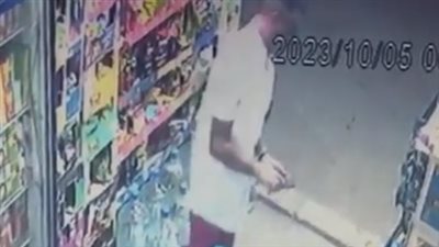 غفله وحطه في جيبه.. شاب يسرق هاتفا محمولا من محل بقالة في الطالبية| فيديو 