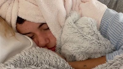تنام لمدة أسبوعين متواصلين.. فتاة أمريكية مصابة باضطراب نوم نادر