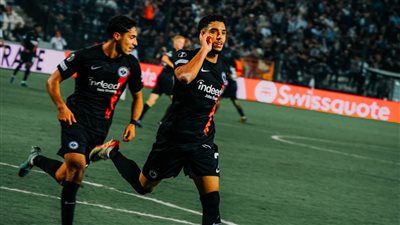 عمر مرموش يسجل في هزيمة فرانكفورت أمام باوك في دوري المؤتمر الأوروبي