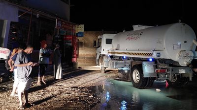 فتح الطريق الدولي جزئيا أمام السيارات بعد رفع مياه السيول بمرسي مطروح