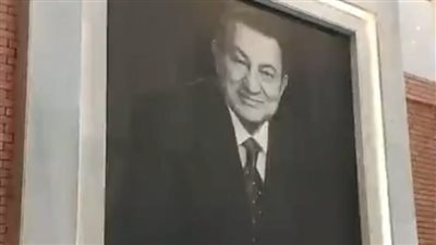 توافد المحبين على ضريح الرئيس الراحل محمد حسني مبارك احتفالًا بانتصارات أكتوبر | بث مباشر