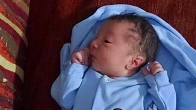 بجوارها القطط.. العثور على طفلة رضيعة حديثة الولادة في مدخل عمارة سكنية بطنطا