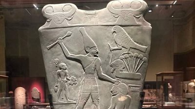  احتفالا بانتصارات أكتوبر.. المتحف المصري يلقي الضوء على صلاية نعرمر | صور 