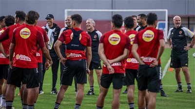 كولر يعقد محاضرة فنية لاعبي الأهلي قبل مواجهة الهلال السوداني