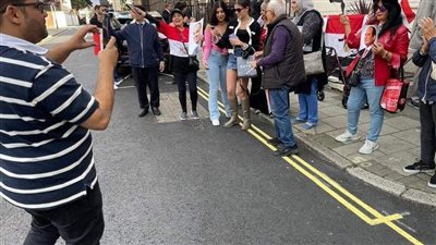 الجالية المصرية بلندن تنظم وقفة أمام السفارة للاحتفال بنصر أكتوبر