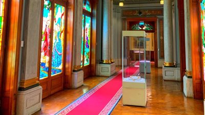 متحف المجوهرات الملكية يعرض غلافا خارجيا لألبوم صور من الفضة للملك فاروق 