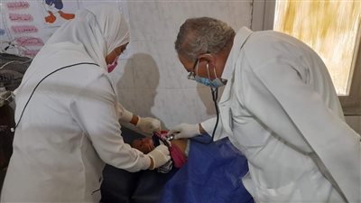 الكشف على 822 مريضا مجانا بقافلة طبية في العبور