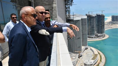 وزير الإسكان يصدر تعليمات بتشكيل فرق عمل للوجود على مدار اليوم بمواقع مشروعات العلمين 