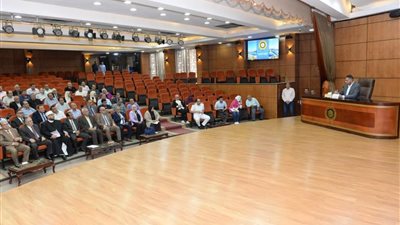 محافظ الدقهلية يناقش استعدادات الجهاز التنفيذي لمواجهة الأزمات والكوارث الطبيعية