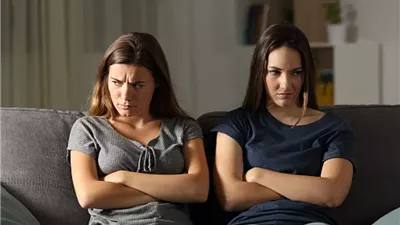 أعمل إيه لأختي الكبيرة بتوقع بيني وبين إخواتي وبتحاول تخرب بيتي؟.. أزهري يجيب