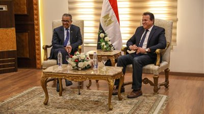 خالد عبد الغفار يستقبل مدير عام منظمة الصحة العالمية بمطار القاهرة الدولي