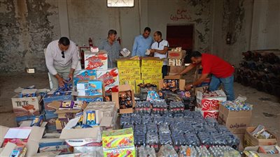 ضبط 16 ألف عبوة مواد غذائية منتهية الصلاحية بالبحيرة