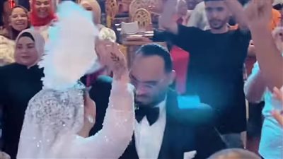 بعد أحداث طوفان الأقصى.. رقص عروسين بأسوان على أغنية أنا دمي فلسطيني وسط تفاعل الحاضرين