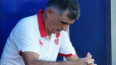 رسميا.. إشبيلية يعلن إقالة لويس منديليبار من تدريب الفريق