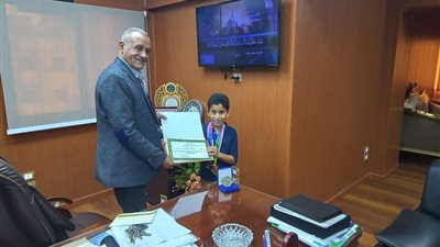 عبقرينو الماث.. تعليم الدقهلية تكرم أصغر عضو في قائمة الشرف الدولية بسنغافورا