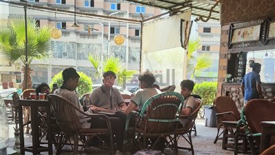 بيشيشوا بالمصروف.. حملات على المقاهي بالغردقة لمنع التسرب من التعليم | صور