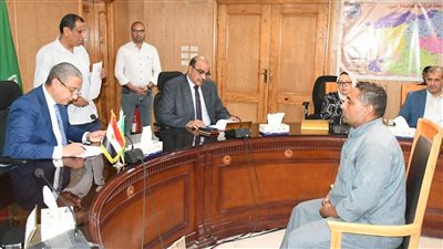 خلال اللقاء الدوري لخدمة المواطنين.. محافظ الفيوم يوجه بتوفير مساعدات للأسر الأولى بالرعاية وتنفيذ مشروعات للشباب