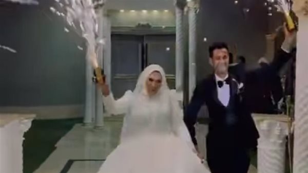 العروسان أثناء رقصهما