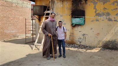  العملاق الطيب يستغيث.. القصة الكاملة لـ أطول رجل في العالم بالشرقية | صور