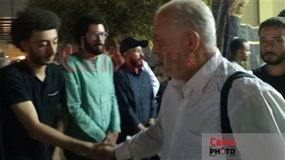 أشرف زكي أول الحاضرين في عزاء الفنان محمد بطاوي| بث مباشر 