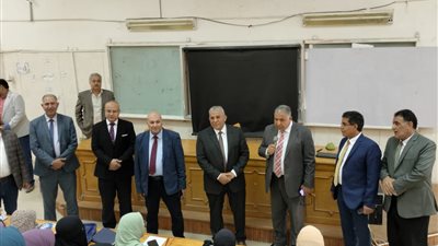 نائب رئيس جامعة الأزهر يتابع انتظام العملية التعليمية داخل فصول كلية التمريض الجديدة وبدء تسكين الطلاب الجدد