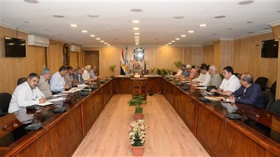 محافظ أسيوط يعقد اجتماعا لمتابعة جاهزية معدات الطوارئ