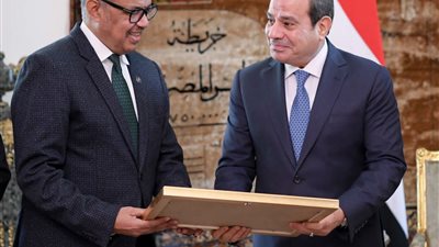 السيسي يستقبل مدير منظمة الصحة العالمية لتسلم شهادة القضاء على فيروس سي في مصر 